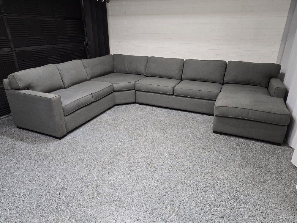 Free Delivery - Modern 4pc Sectional