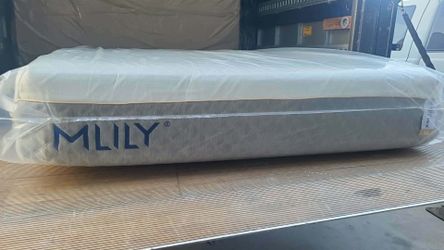 Brand New Queen Mlily WellFlex 2.0 Memory Foam Mattress. 