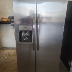 FRIGIDAIRE STAINLESS STEEL SIDE BY SIDE REFRIGERATOR 