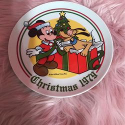 1979 limit addition Disney Christmas plate with Mickey and goofy