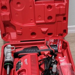 MILWAUKEE M12 12V LITHIUN-ION CORDLESS PROPEX EXPANSION TOOL KIT BATTERY 1.5AH,  CHARGER AND EXPANSION HEADS