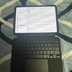 IPAD PRO 11” M4 WiFi + Cellular 256GB With Logitech Combo Touch