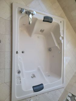 Hot tub jacuzzi