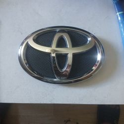 TOYOTA CAMRY FRONT GRILLE EMBLEM ORIGINAL  2007-2009