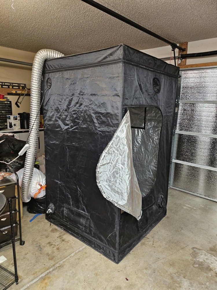Large Grow Tent W/Lights And Accessories
