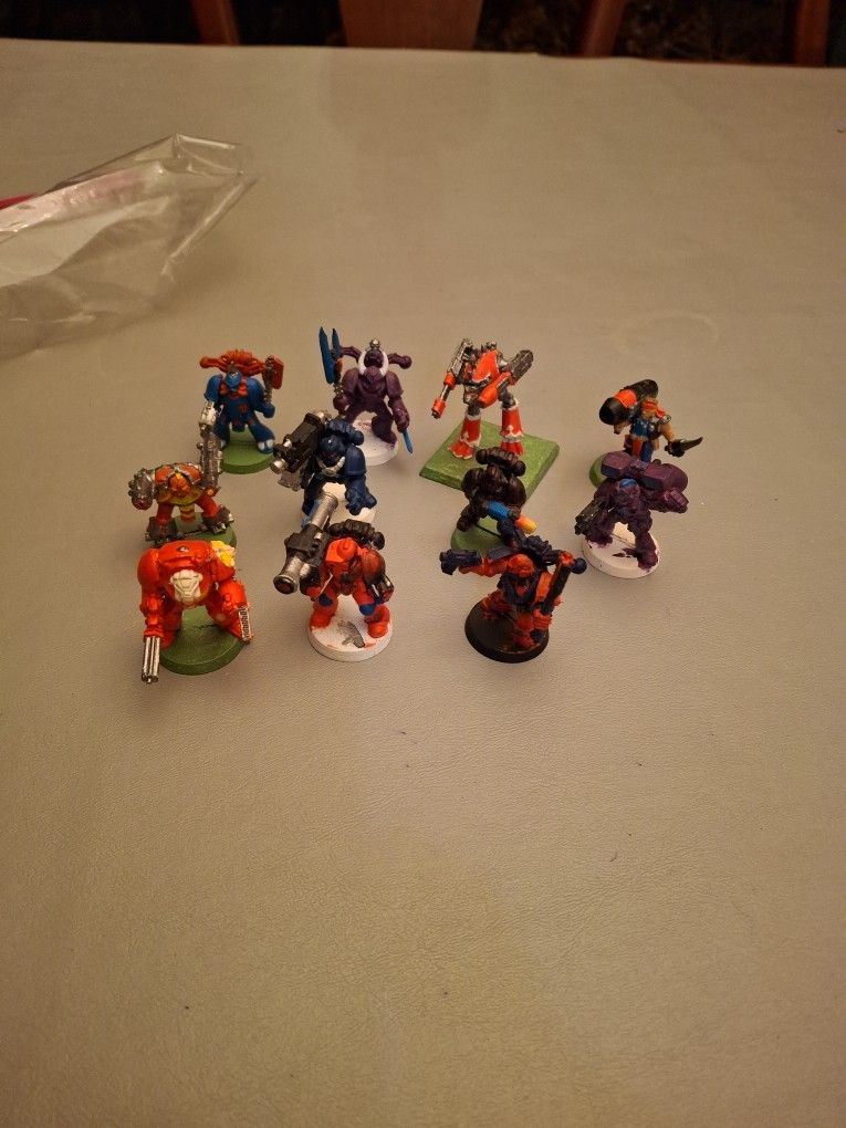 Set Of 11 Warhammer Mineatures 