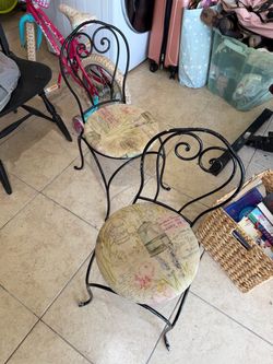 Kids table and chairs