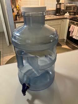 Liquid dispenser for large party holds 5 to 10 Gal.