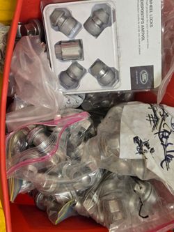 OEM Range Land Rover Lug Nuts and Locks