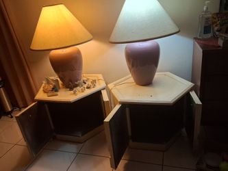 Night stands with lamps.