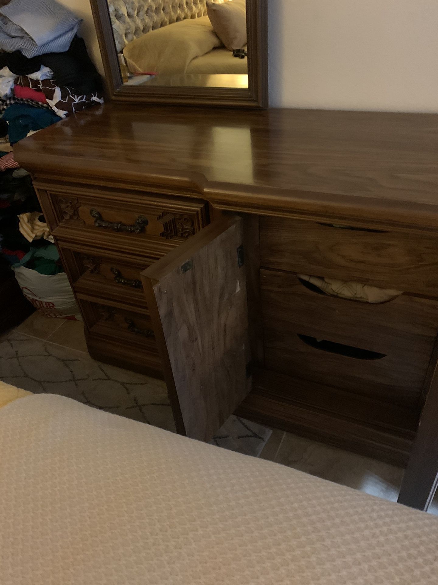 9 DRAWER DRESSER WITH 2 MIRRORS .