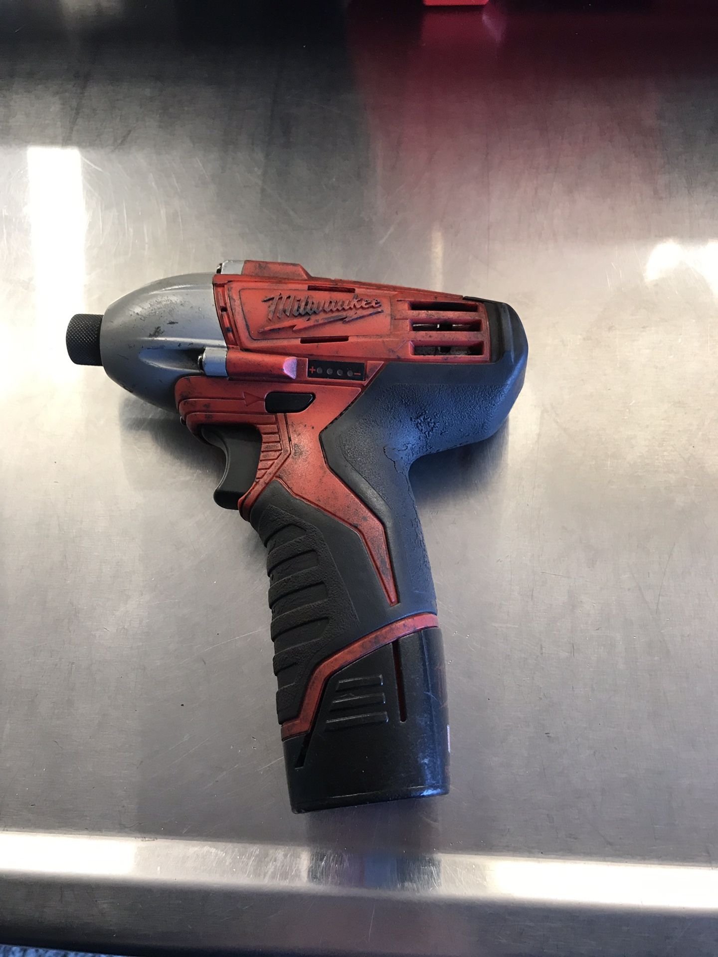 Milwaukee 1/4 impact driver with 1 battery