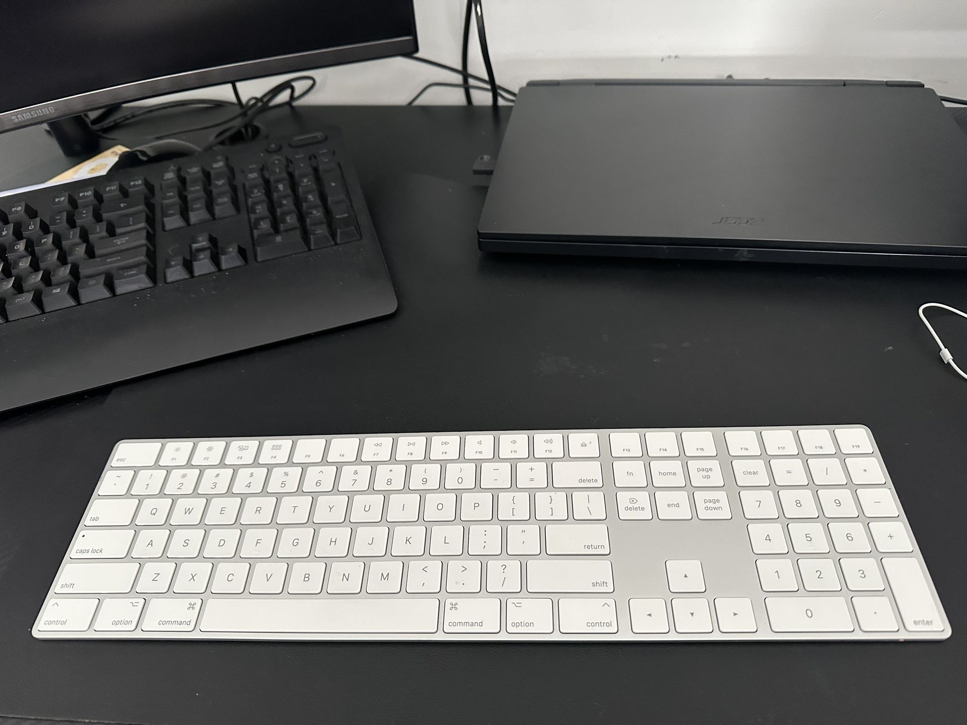 Apple Magic Keyboard with Numeric Keypad: Wireless, Bluetooth, Rechargeable. Works with Mac, iPad, or iPhone; US English - White