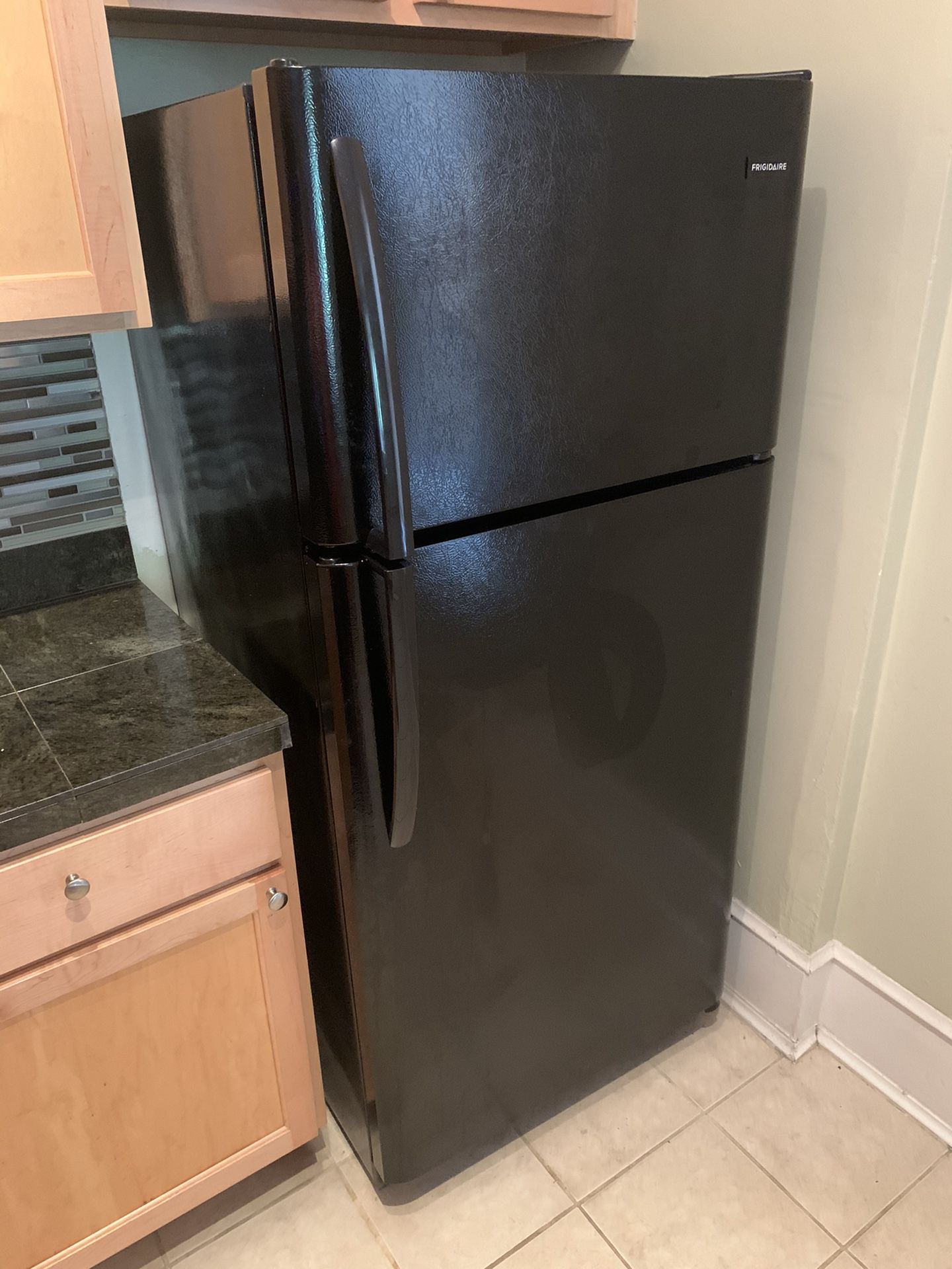 Frigidaire refrigerator (black)