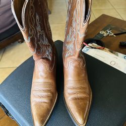 NEW ARIAT BOOTS SIZE 7 1/2 BEAUTIFUL BOOTS NUEVAS WESTERN BOOTS 