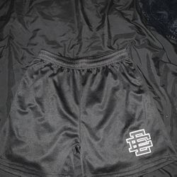 Black shorts L