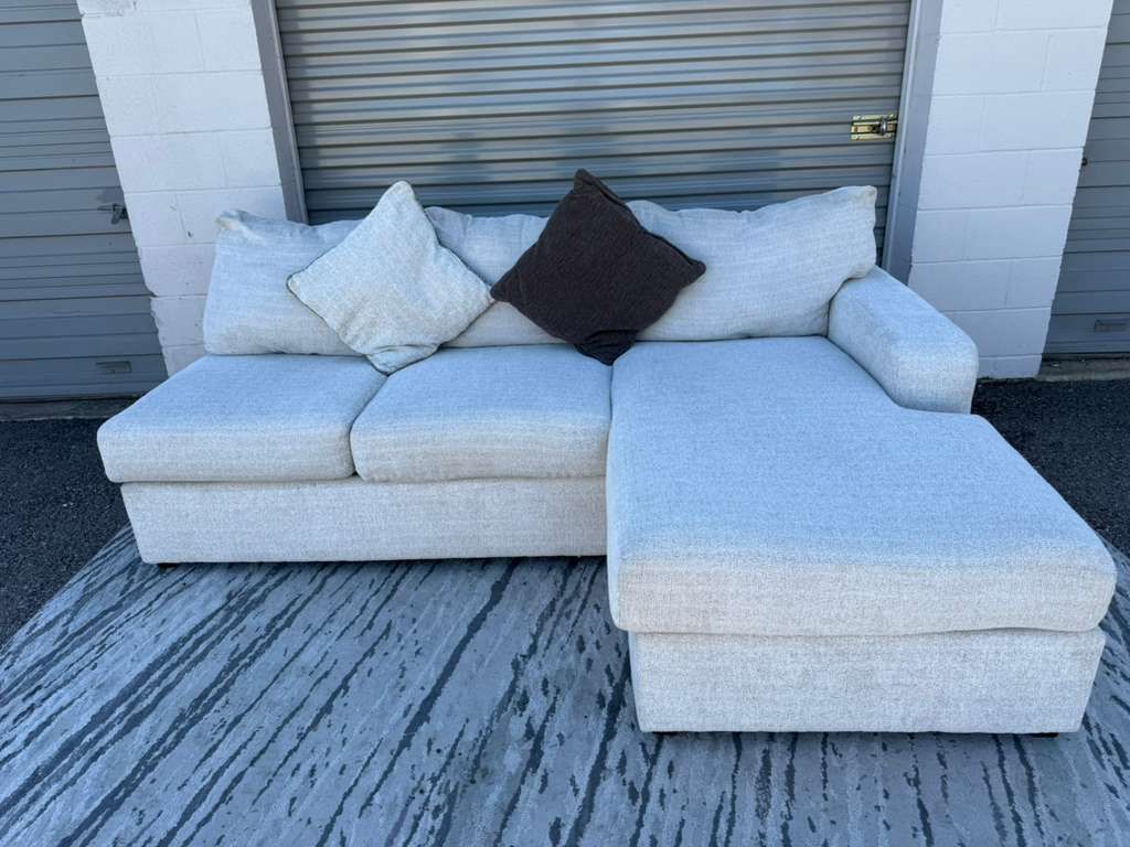 Light Grey Sectional With Chaise Sofa 🚚🆓 Delivery