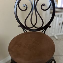 Selling a beautiful set of 3 matching bar stools, sturdy, elegant and super comfortable.