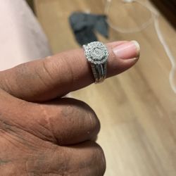 Engagement ring 14 karat gold I believe it’s one and a half carat very nice and beautiful ring