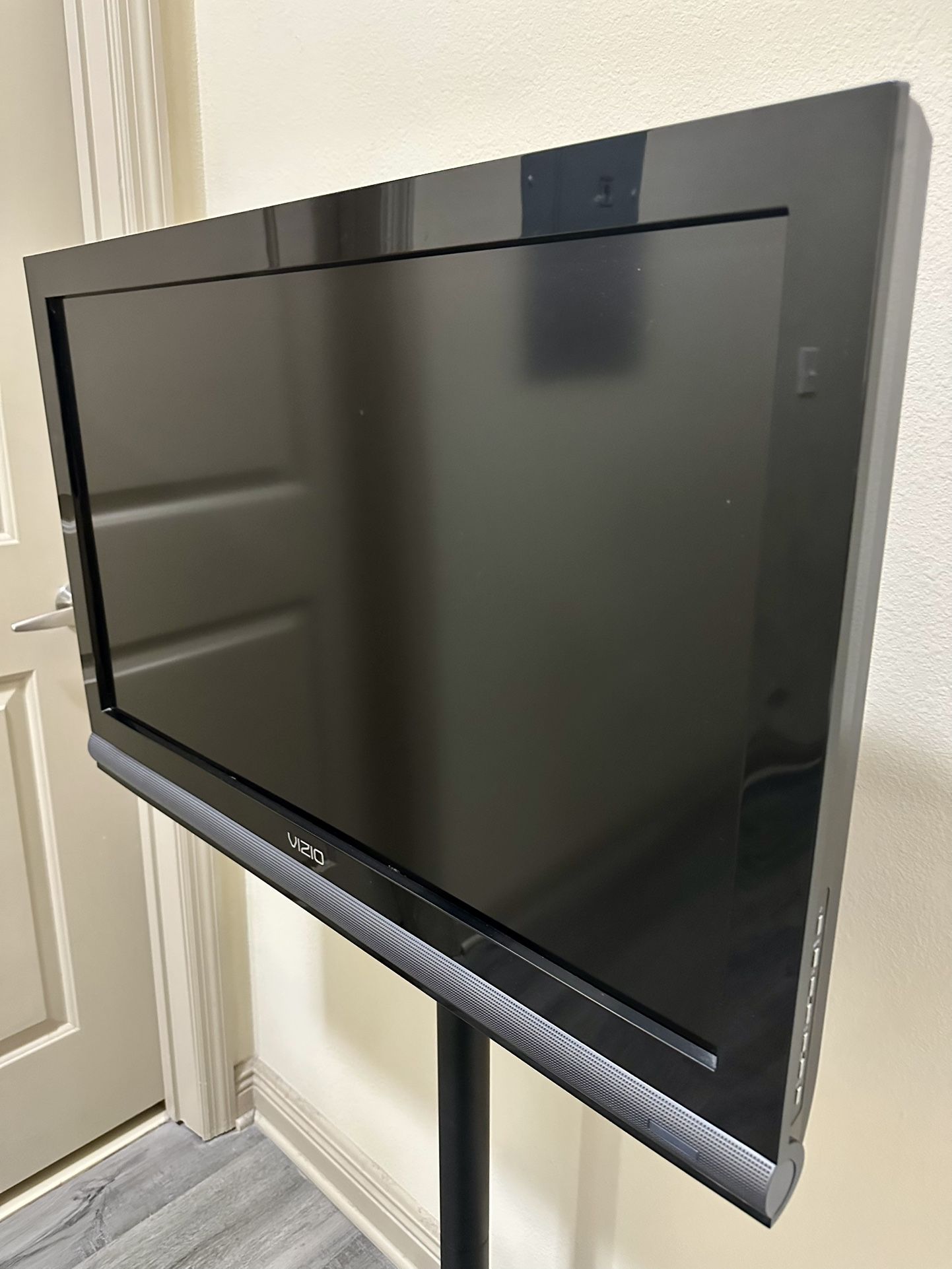 Vizio 32” TV + Rolling Stand – Great Condition!