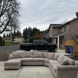 Large U-Shaped Sectional w/ Chaise – Deep Seating – Clean