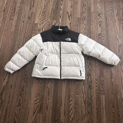 White and black The North Face 700 puffer jacket zip up #pufferjacket #northface #white #black #jacket collar barely worn! no stains! Originally $350 