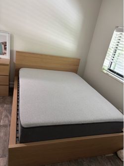 Queen bed frame with new mattress casper