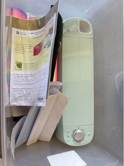 Cricut cutting machine and vinyl