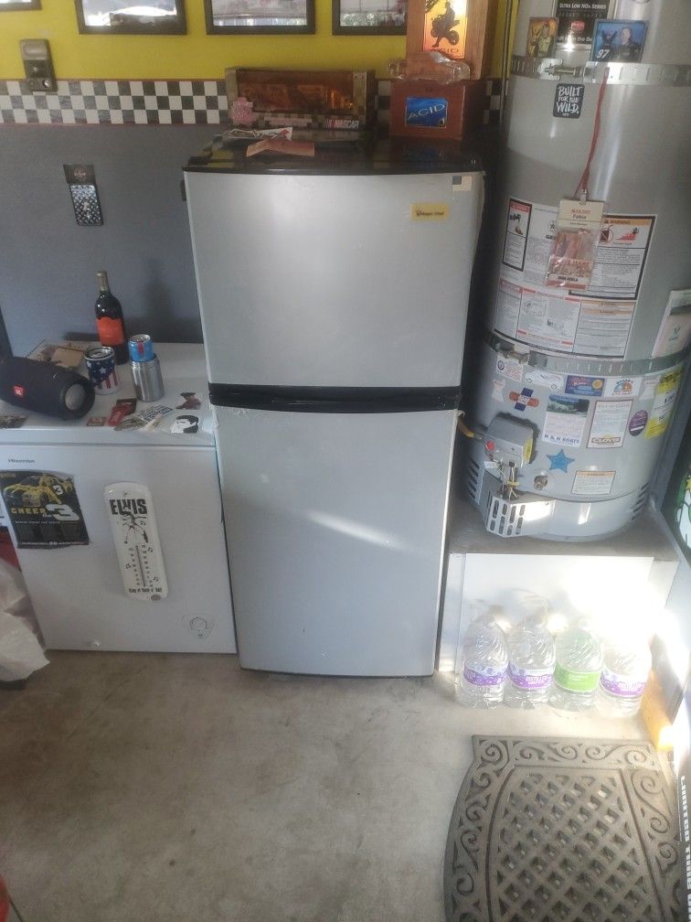 Magic Chef 7.5Cu Ft.  Refrigerator w/ Top Freezer