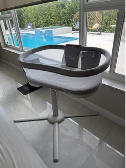 LIKE NEW- HALO bassinet