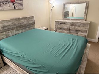 Queen Panel Bed with Mirrored Dresser and 2 Nightstands