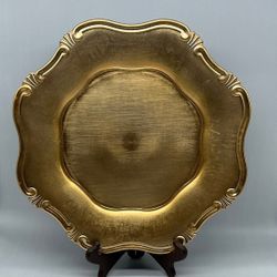 Sur la table Baroque Metallic Gold Melamine Chargers 13” (12 count)