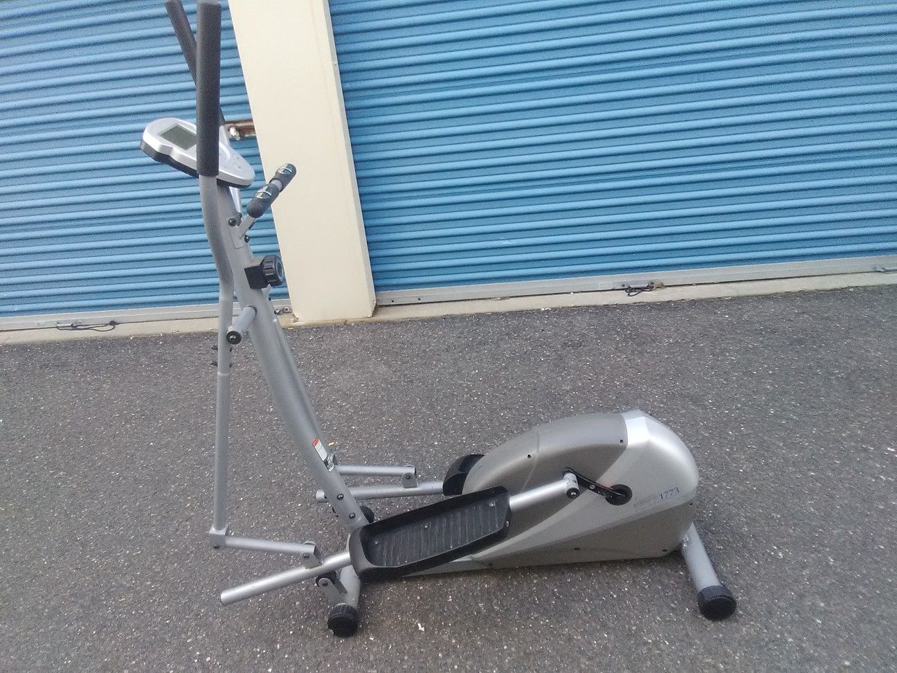 Lightweight elliptical excellent condition monitors your progress ideal for in home workouts pick-up or delivery possible