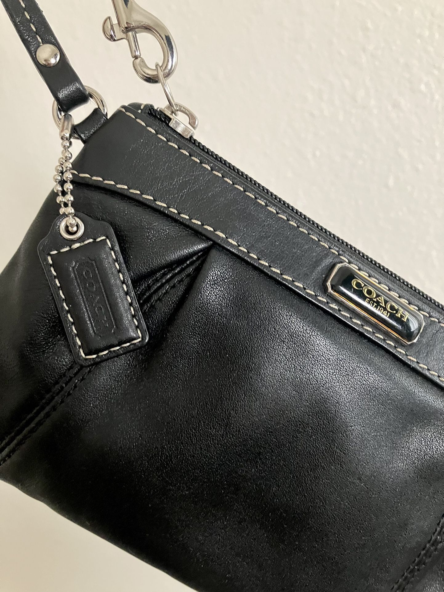 Authentic Coach wristlet 🖤