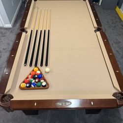 Pool table - 8ft Monarch Billards