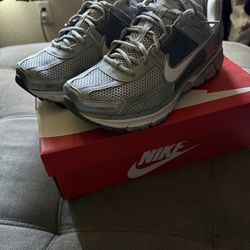 Nike Zoom Vomero,5 gray, and white size 10