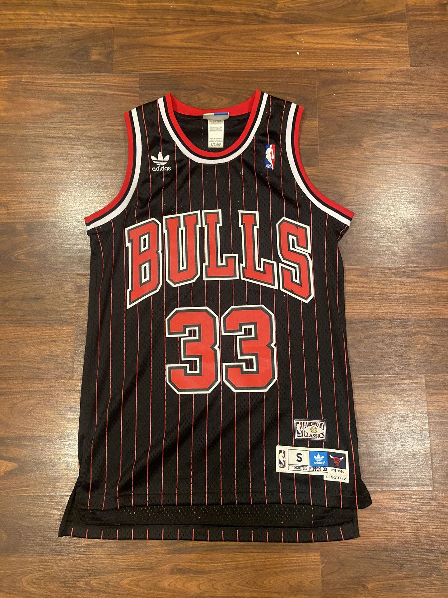 Adidas #33 Scottie Pippen NBA Chicago Bulls 1995 96 Hardwood Classic Jersey Small Length 2+