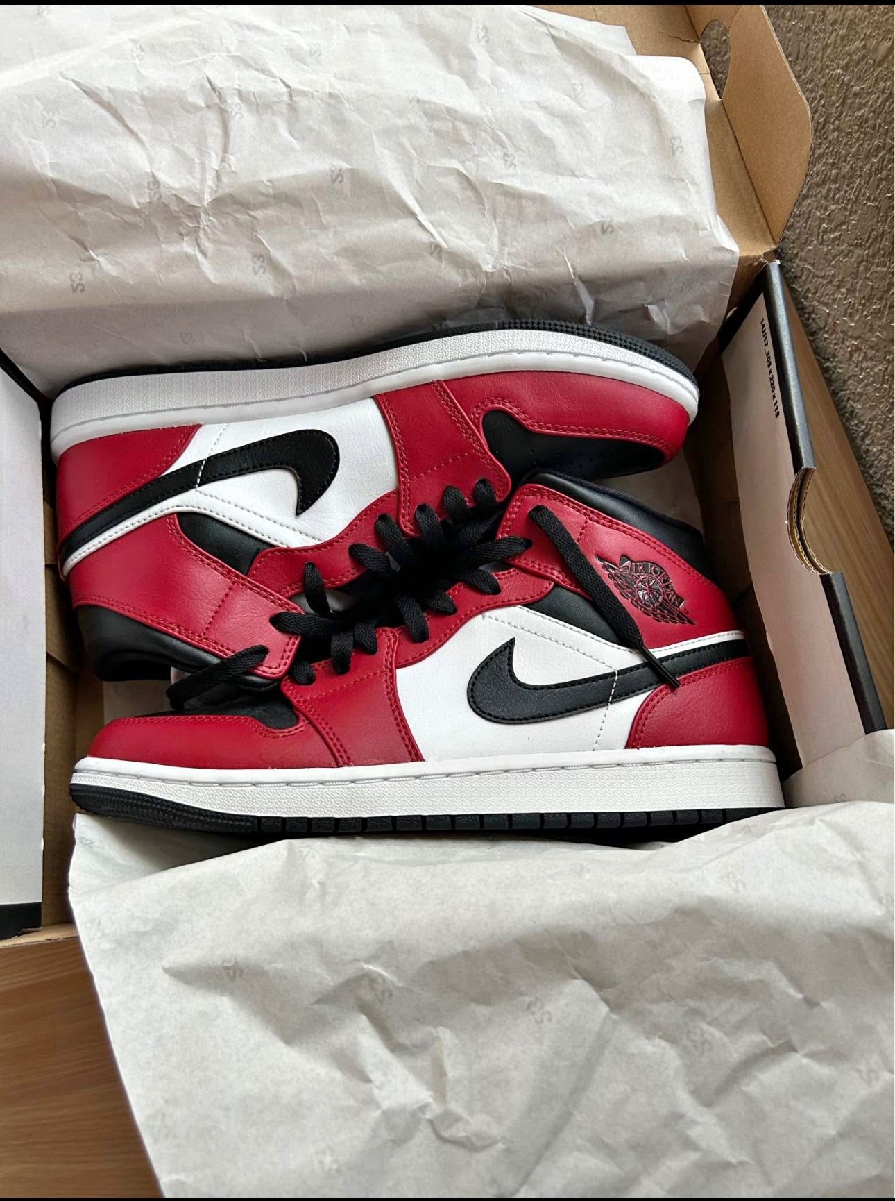Air Jordan 1 Mid size 8 . New. Never worn.