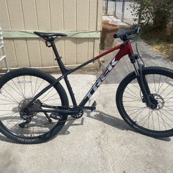 TREK 2023 Marlin 6 XL 29 Rage Red To Dnister  Black Fade