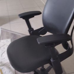 5 office Chairs   Good Condition 