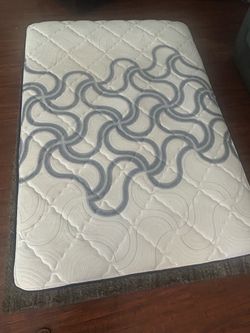 Full/Queen Mattress White Quilted