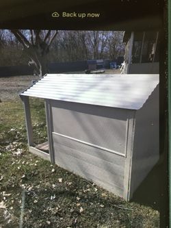 Handcrafted Dog House.   $130 Cash firm.    Del Valle area.
