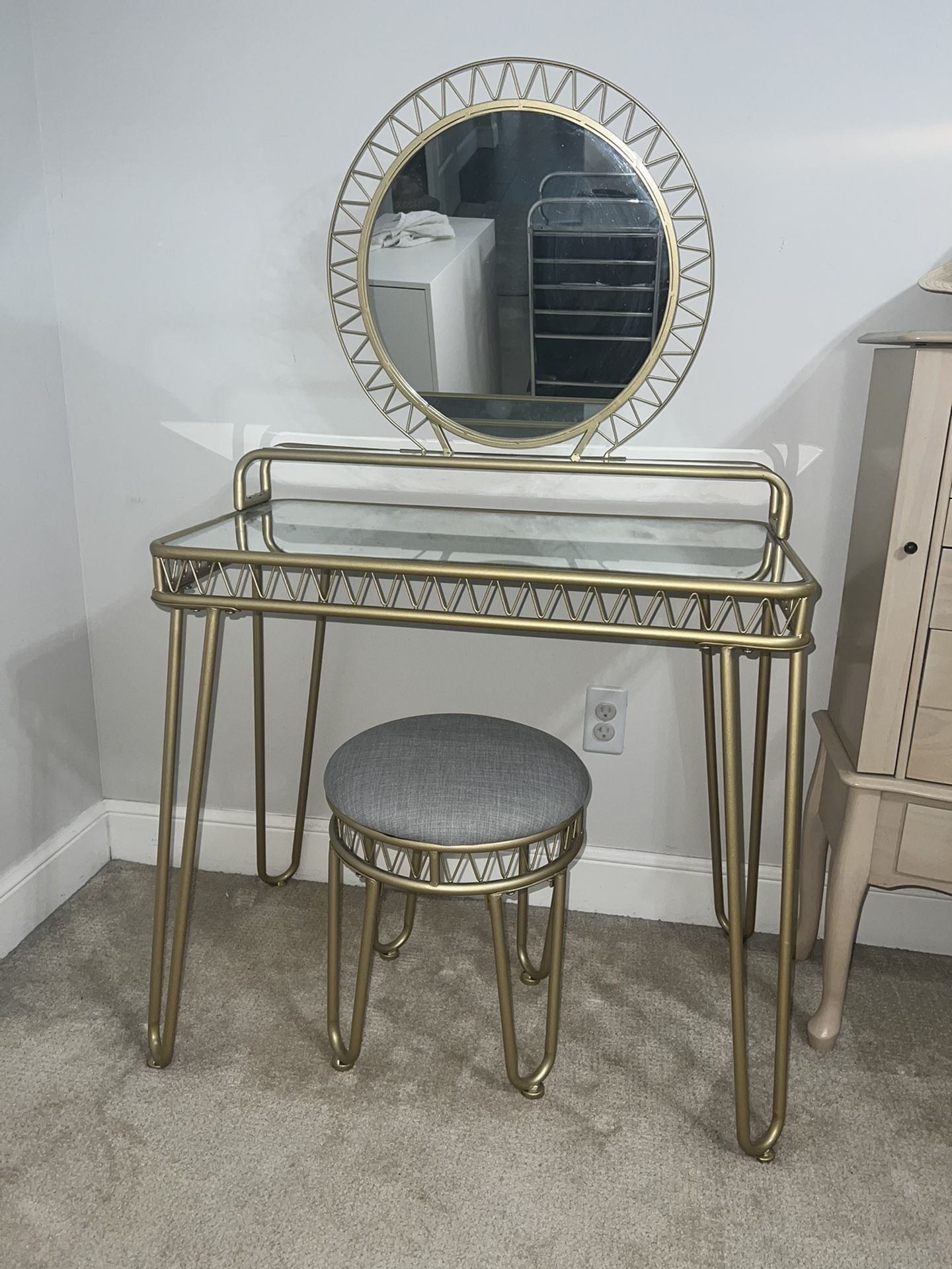 Make Up Vanity  With Stool