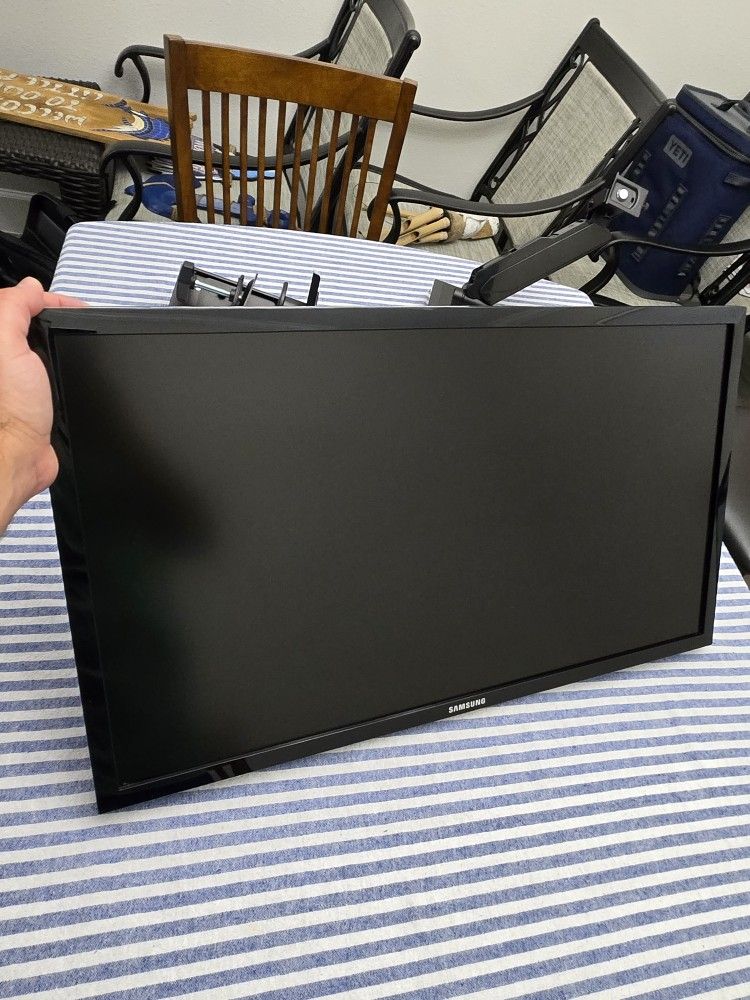 Samsung 28" UHD Monitor With Desk Mount