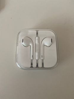 Cabled Apple Earbuds in Case