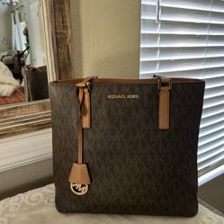 Médium Size Michael kors  