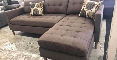 New Sectional Couch with Chaise! Free Delivery 🚚!