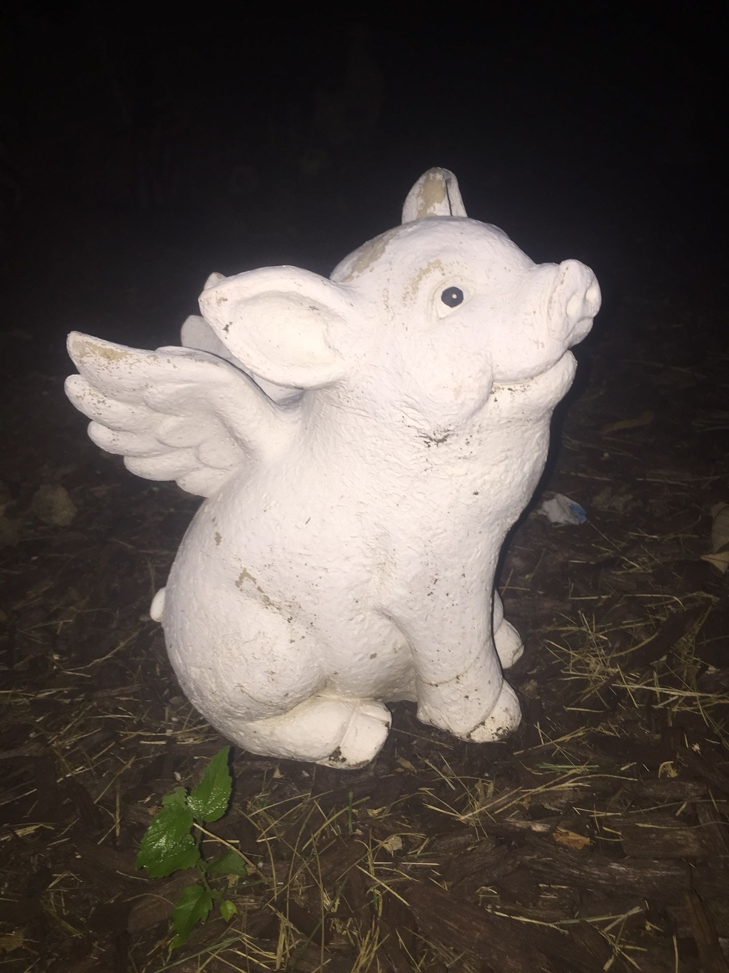 Flying piglet rock yard decoration
