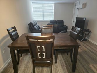 Table with 4 chairs