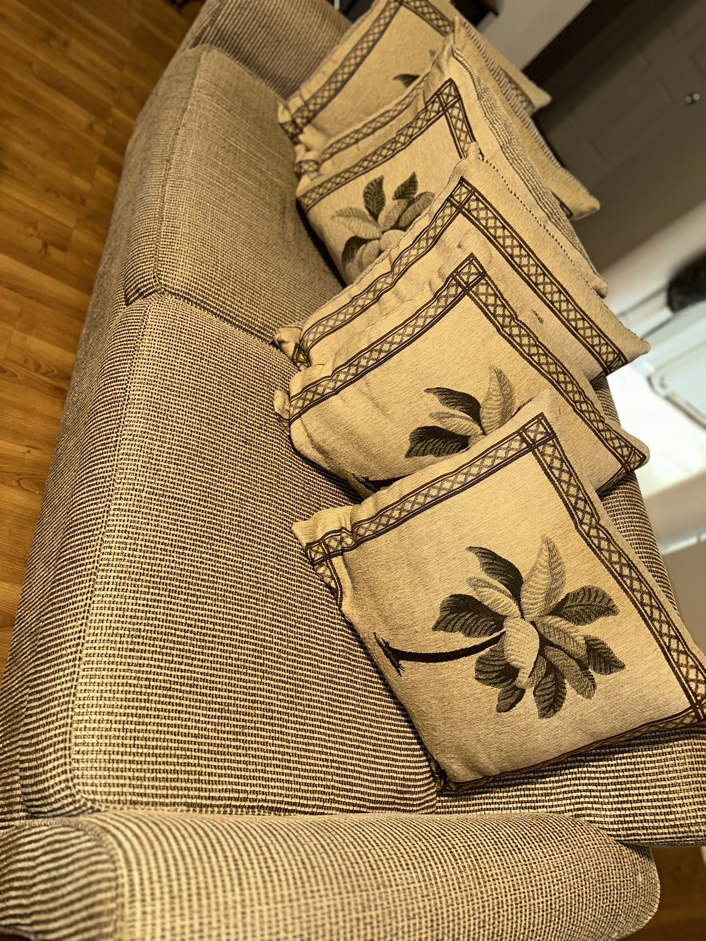 Couch With 6 Pillows